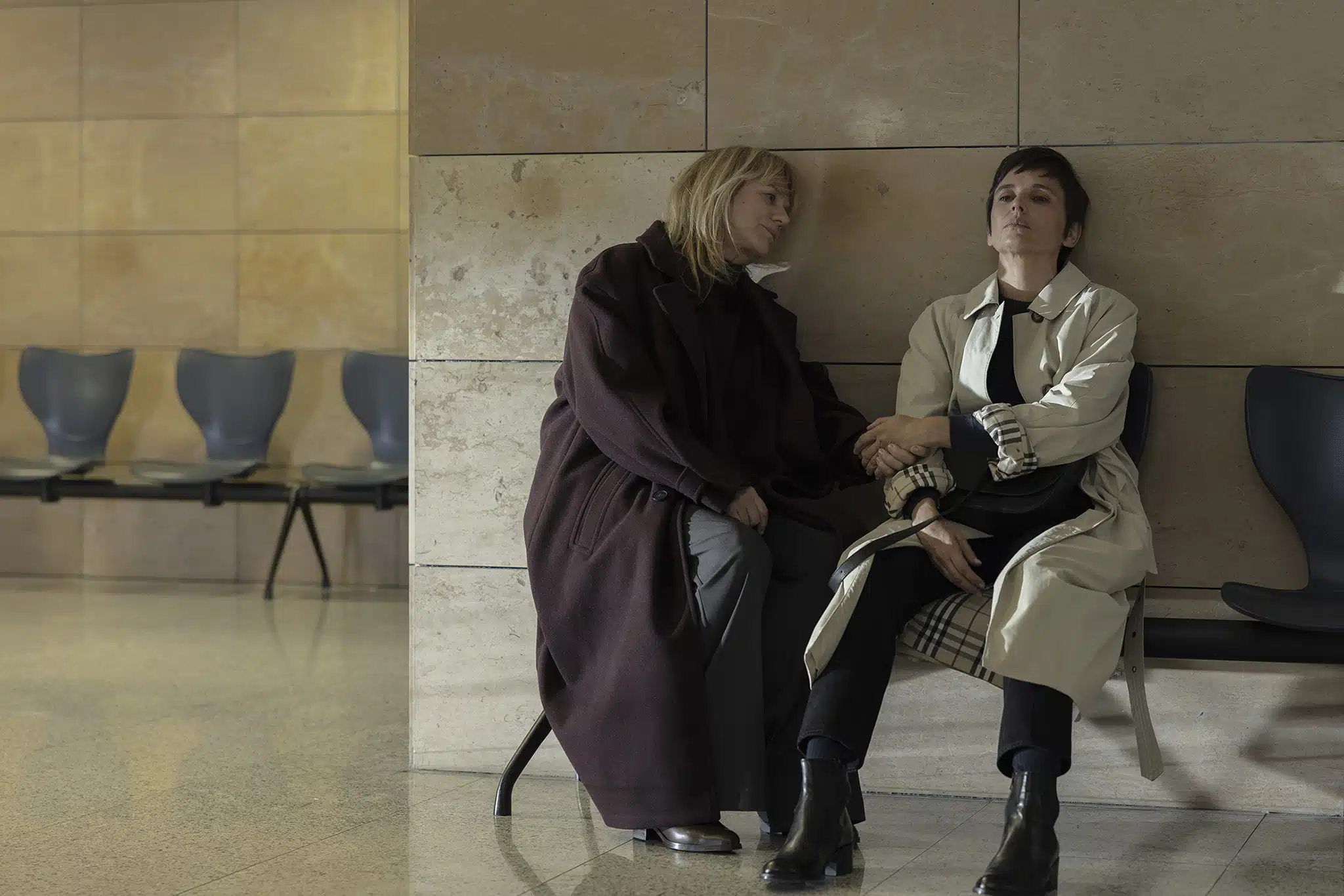 Fotograma de Hermanas, de Ione Hernández, con Emma Suárez y Elena Anaya