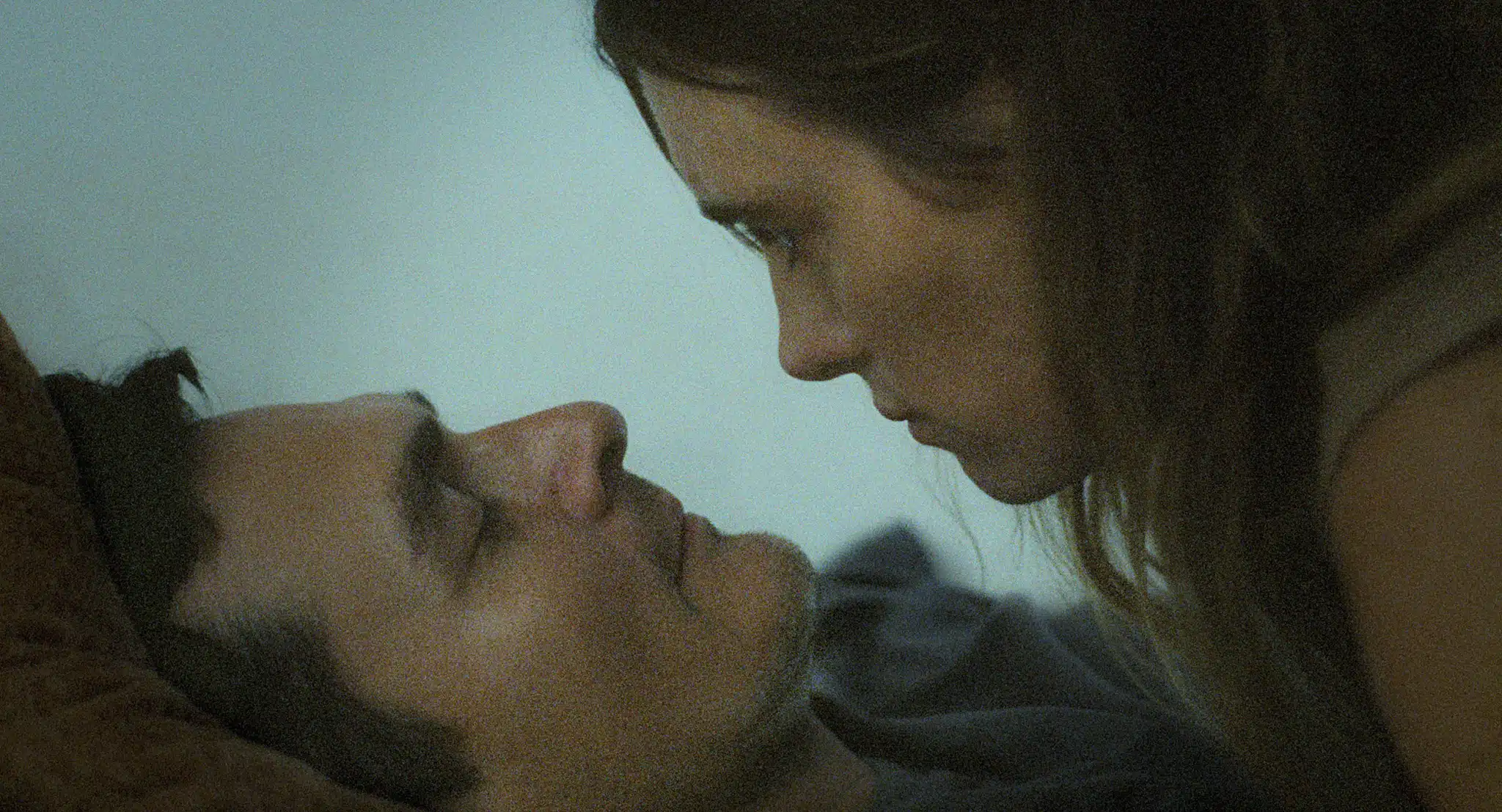 Mackenzie Davis y Rupert Friend en My Notes on Mars, de Lili Horvát
