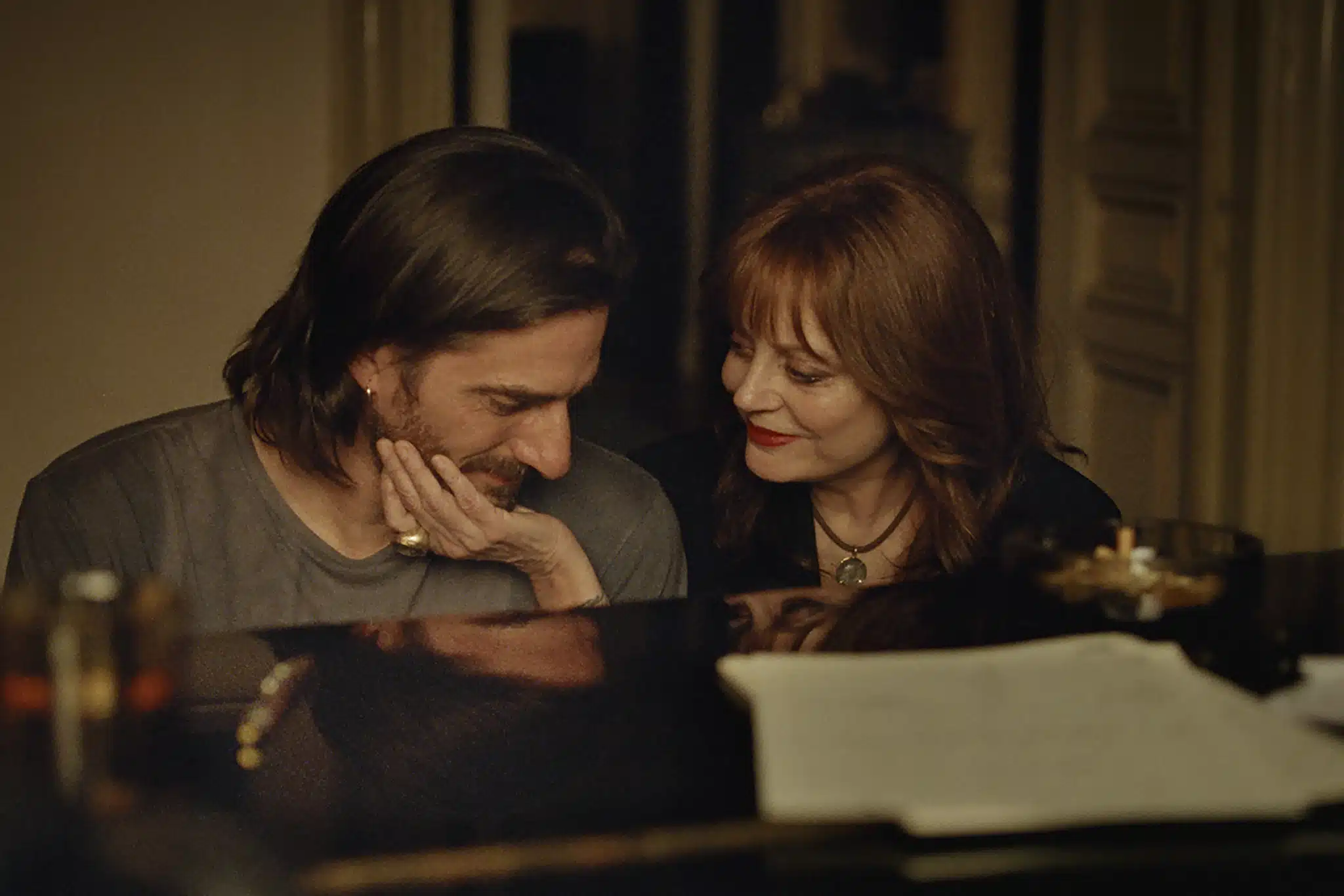 Fotograma de The Echo Chamber, de Andrea Pallaoro, con Luca Marinelli, Alicia Vikander y Susan Sarandon